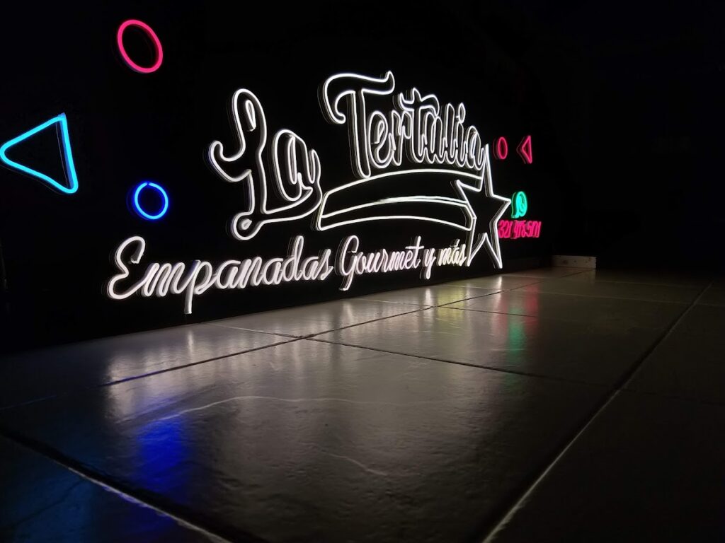 letrero neon restaurantes